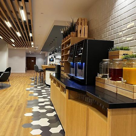Holiday Inn Express Bilbao Airport By Ihg Derio Exteriör bild