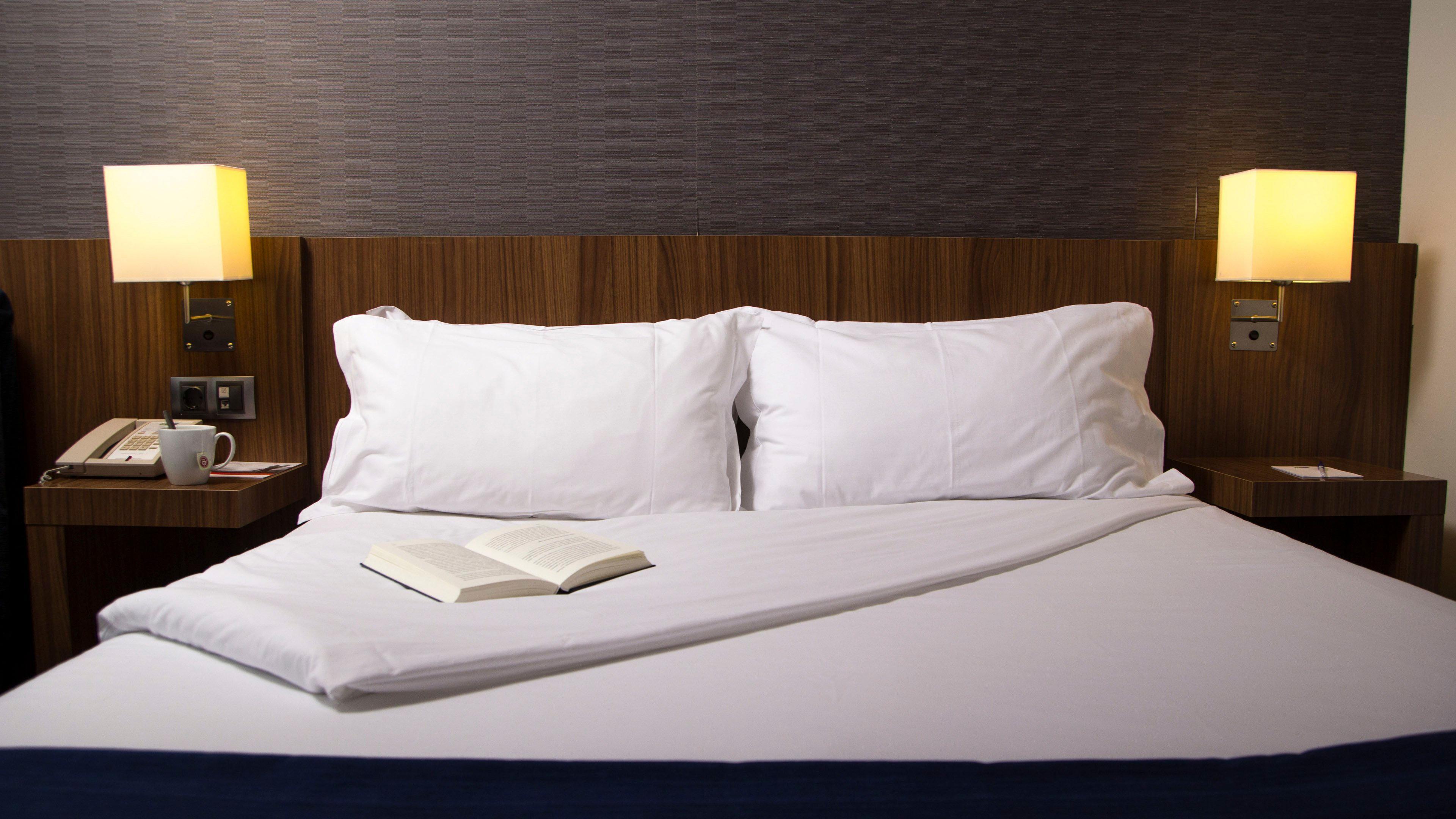 Holiday Inn Express Bilbao Airport By Ihg Derio Exteriör bild