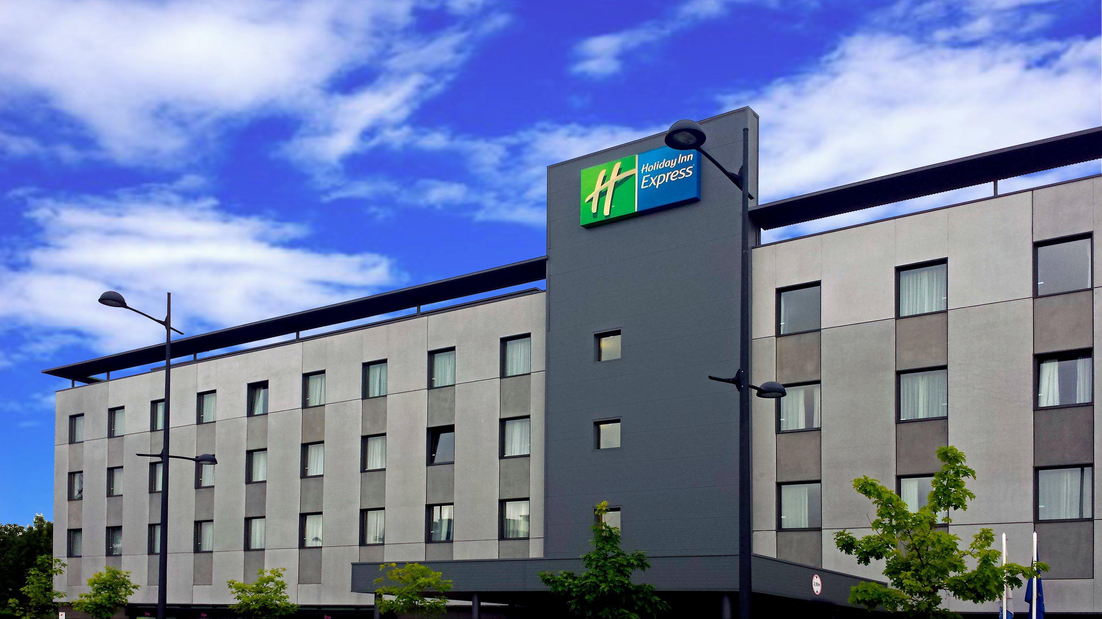 Holiday Inn Express Bilbao Airport By Ihg Derio Exteriör bild