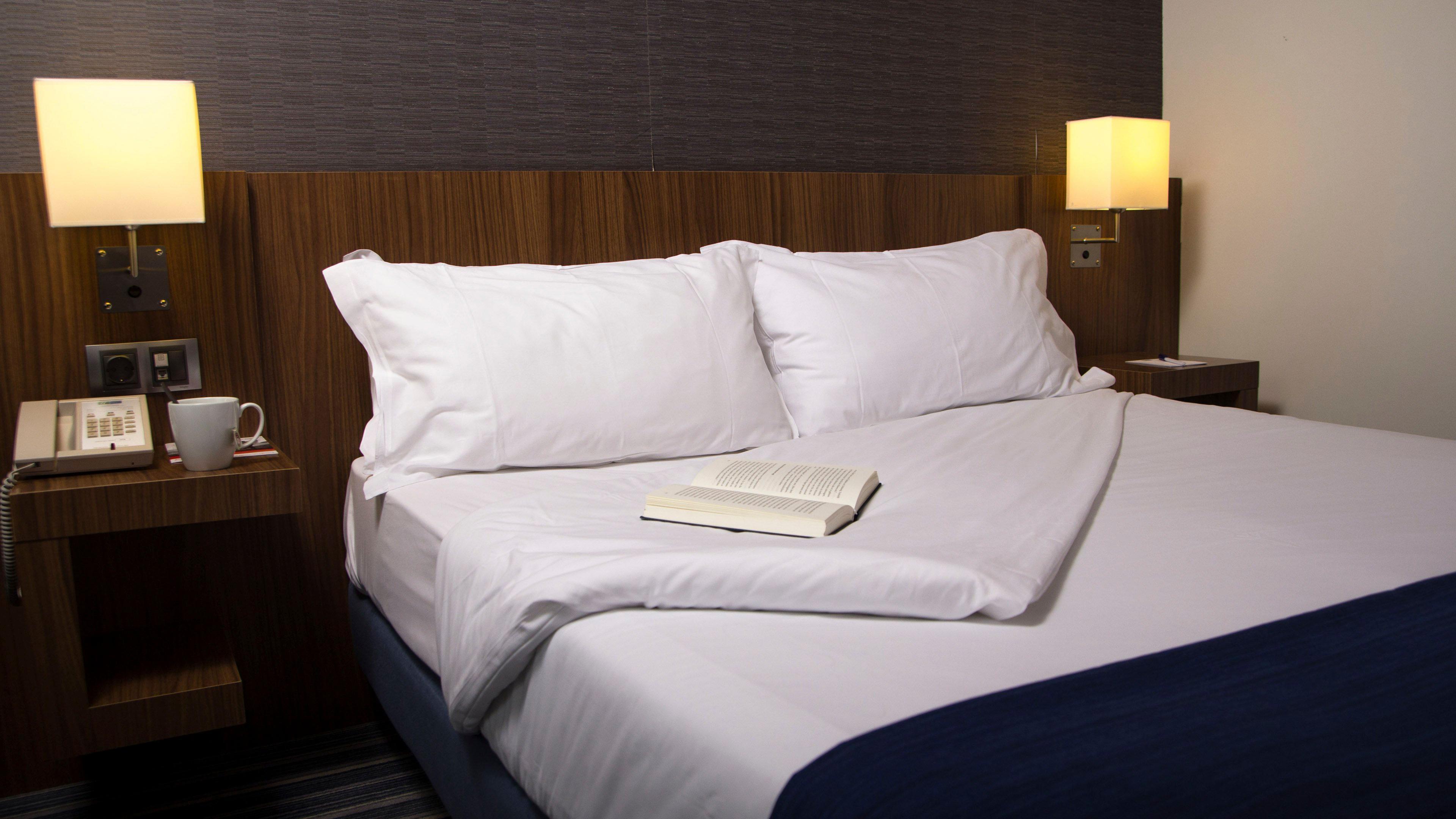 Holiday Inn Express Bilbao Airport By Ihg Derio Exteriör bild