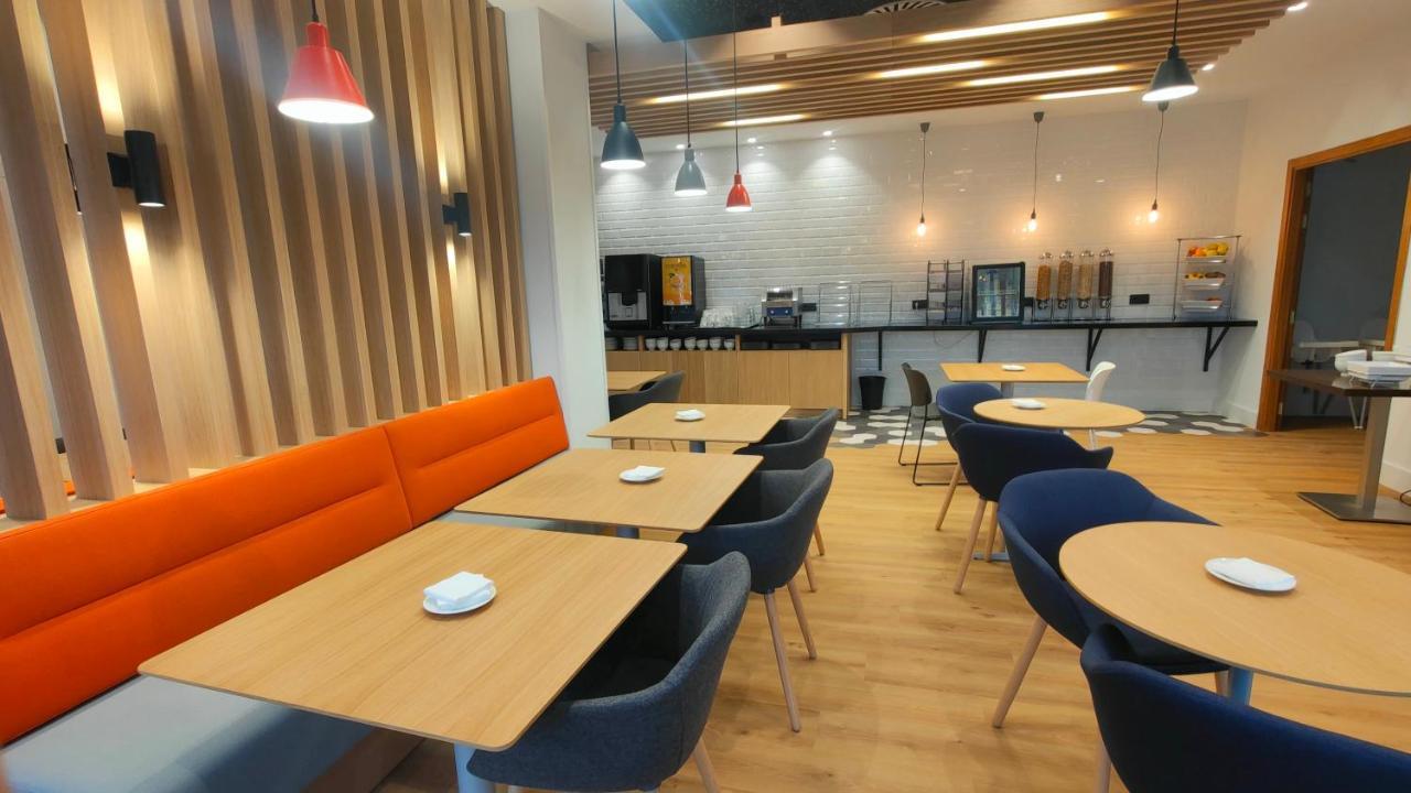 Holiday Inn Express Bilbao Airport By Ihg Derio Exteriör bild