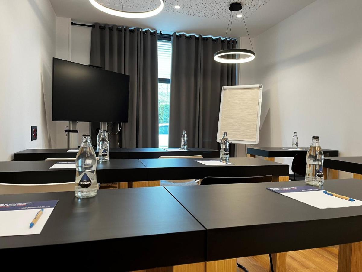 Holiday Inn Express Bilbao Airport By Ihg Derio Exteriör bild