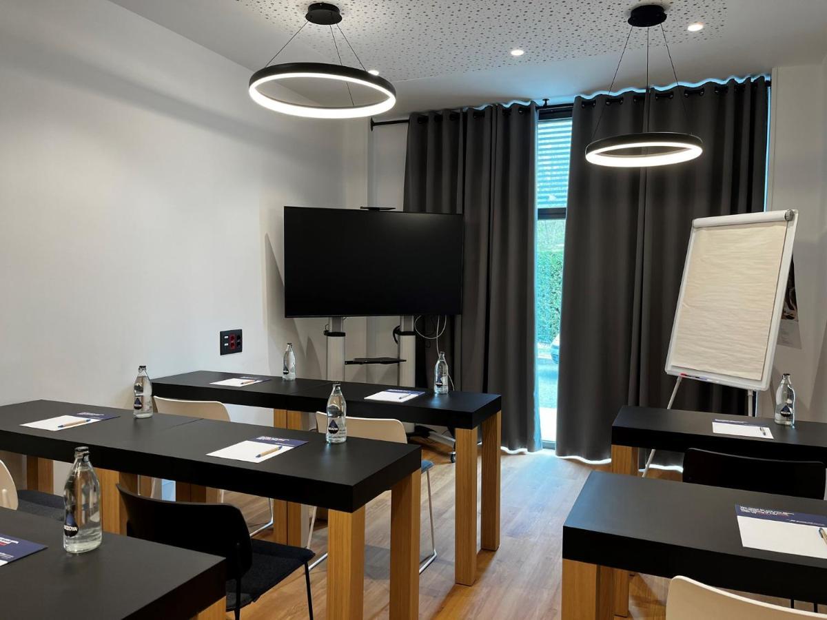 Holiday Inn Express Bilbao Airport By Ihg Derio Exteriör bild