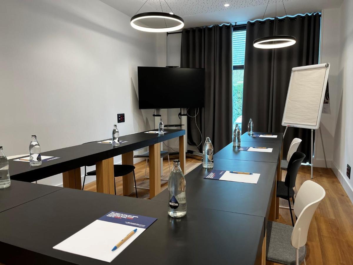 Holiday Inn Express Bilbao Airport By Ihg Derio Exteriör bild