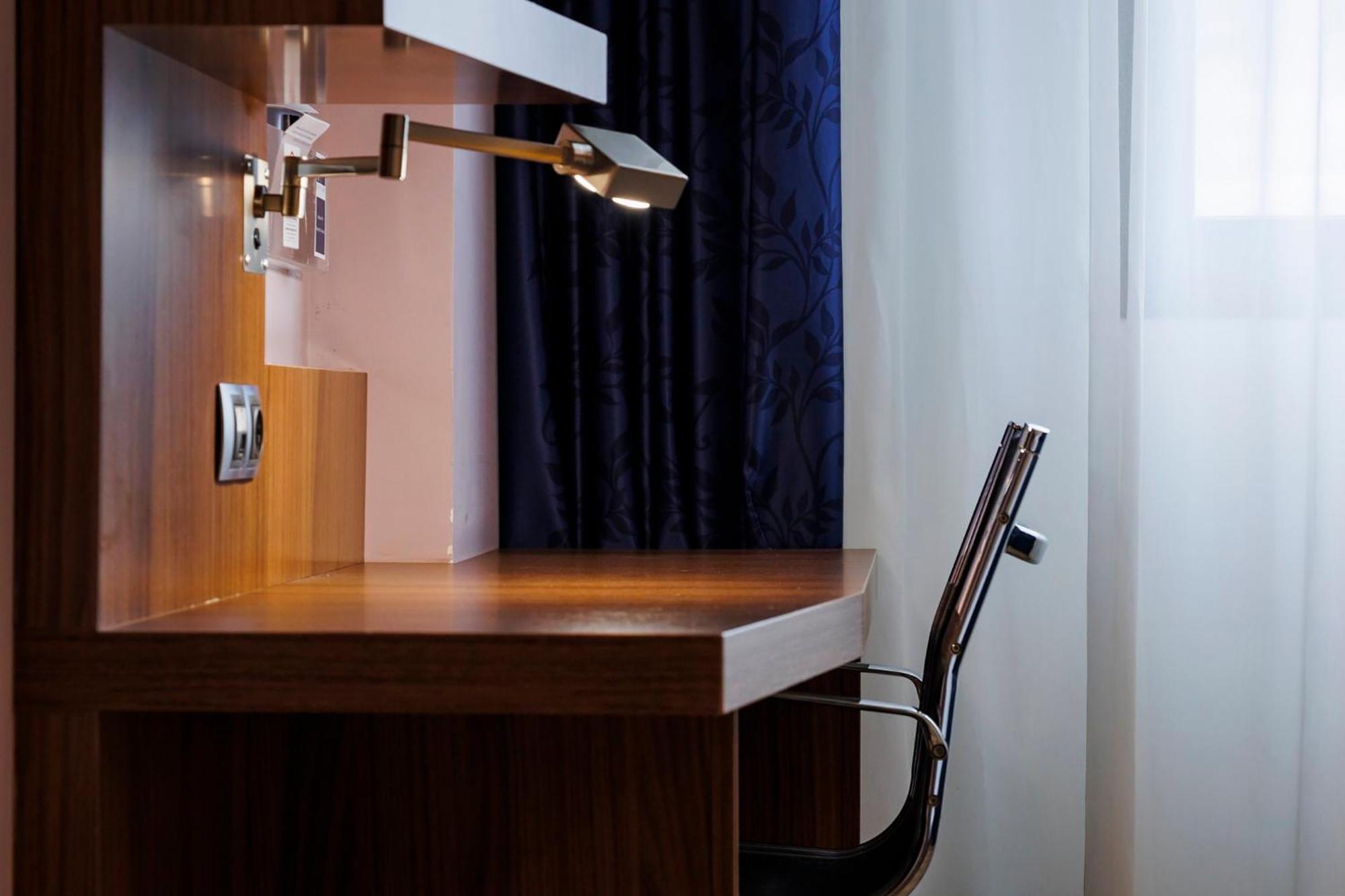 Holiday Inn Express Bilbao Airport By Ihg Derio Exteriör bild