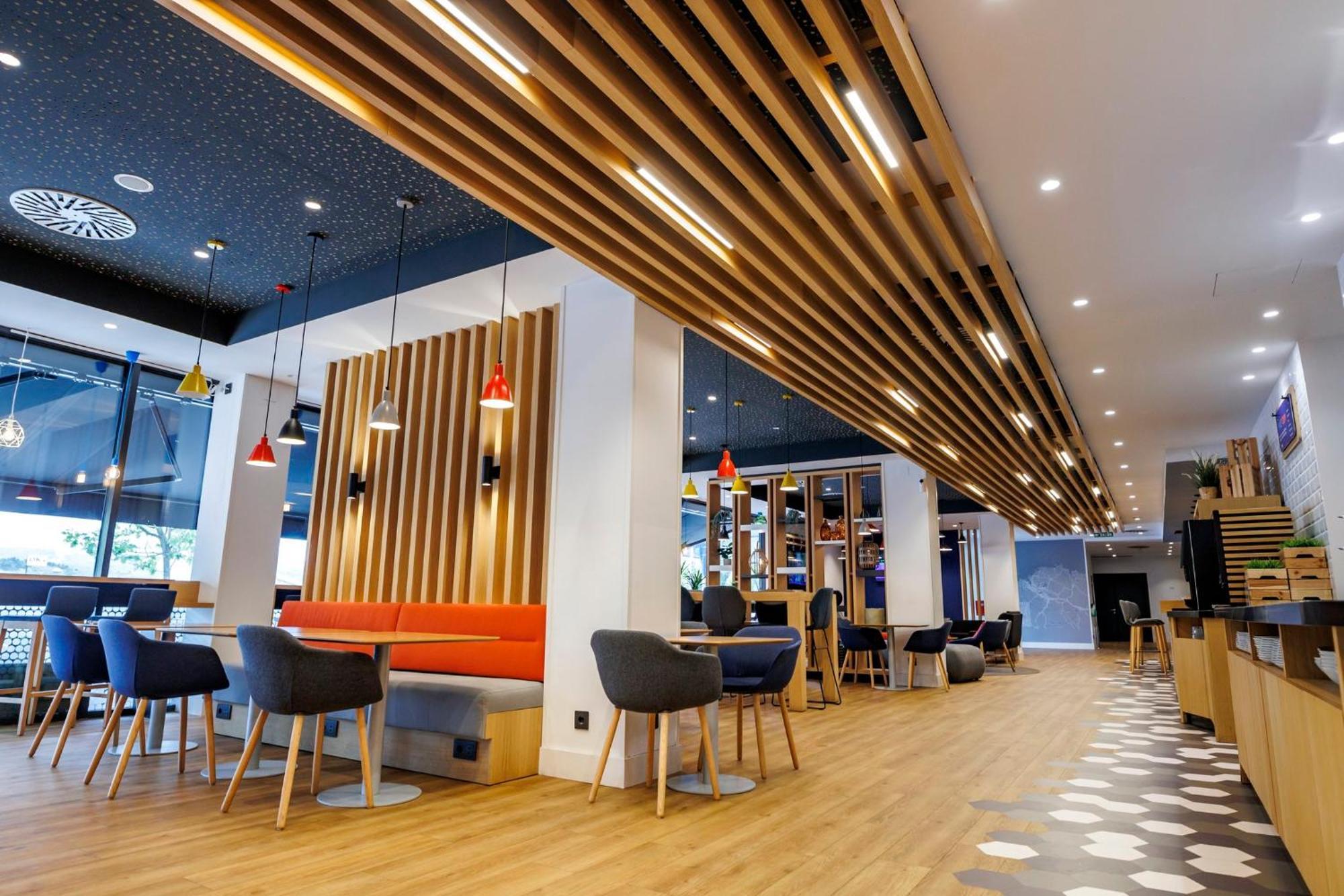 Holiday Inn Express Bilbao Airport By Ihg Derio Exteriör bild