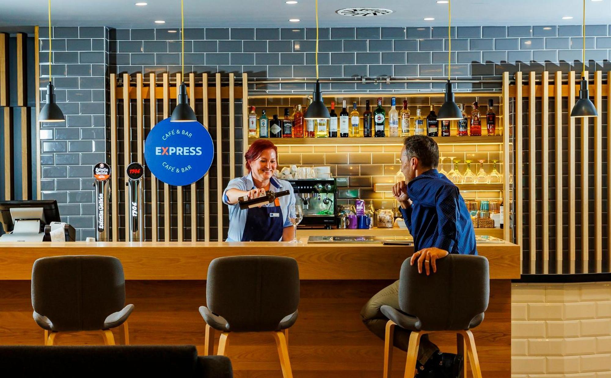 Holiday Inn Express Bilbao Airport By Ihg Derio Exteriör bild