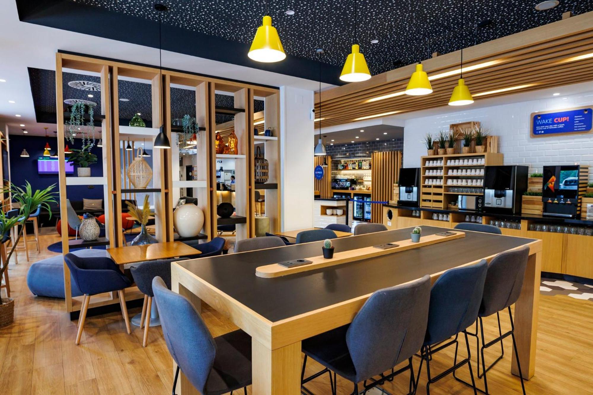 Holiday Inn Express Bilbao Airport By Ihg Derio Exteriör bild