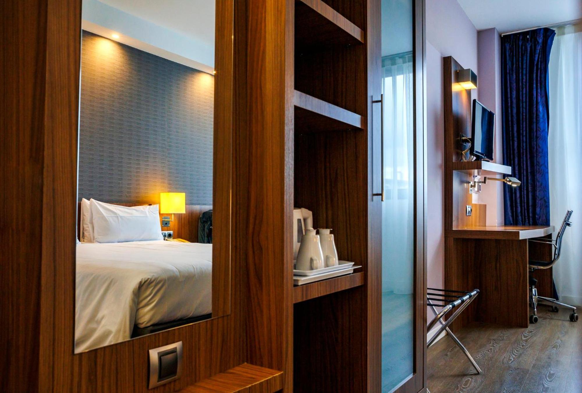 Holiday Inn Express Bilbao Airport By Ihg Derio Exteriör bild