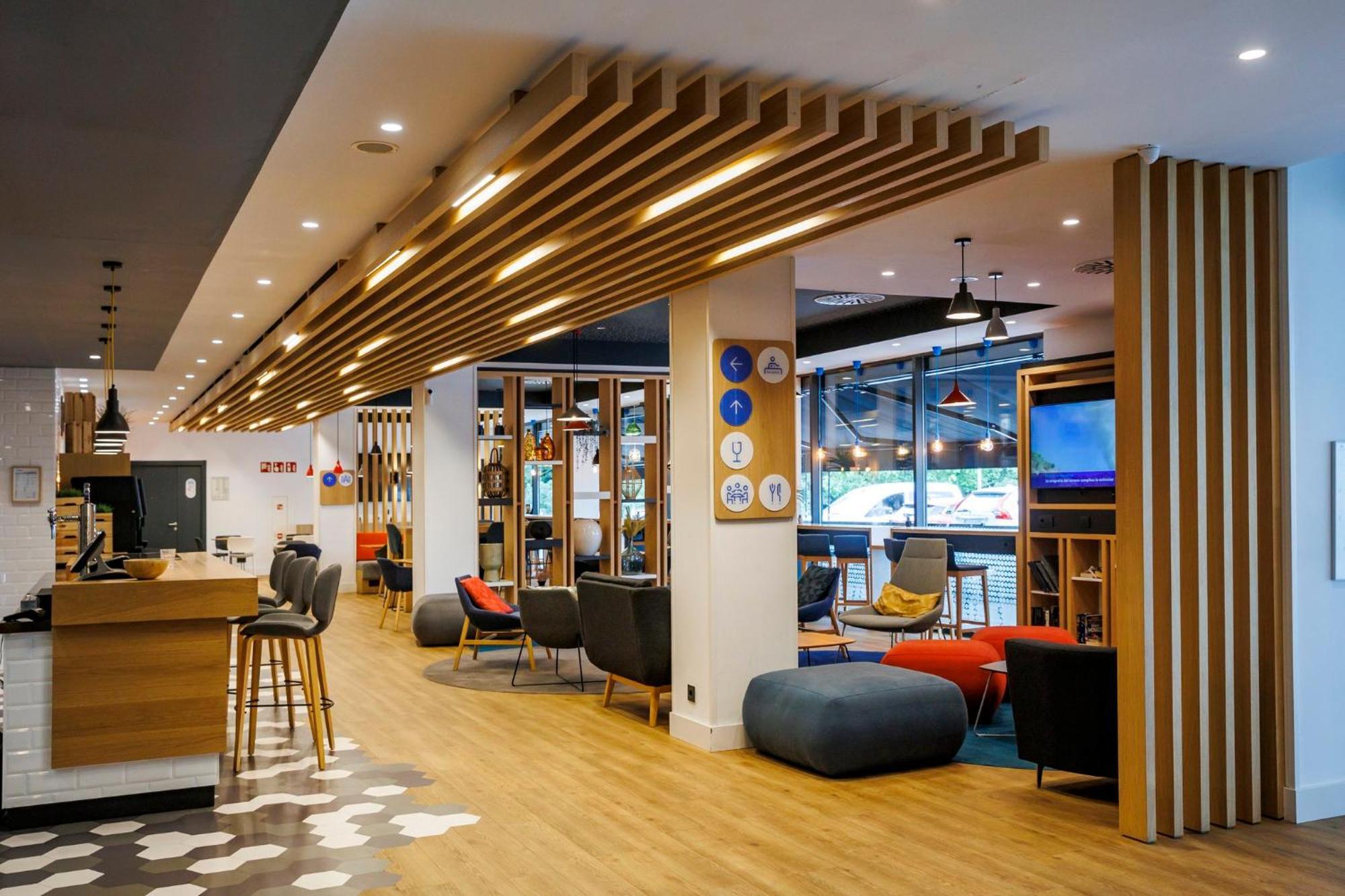 Holiday Inn Express Bilbao Airport By Ihg Derio Exteriör bild