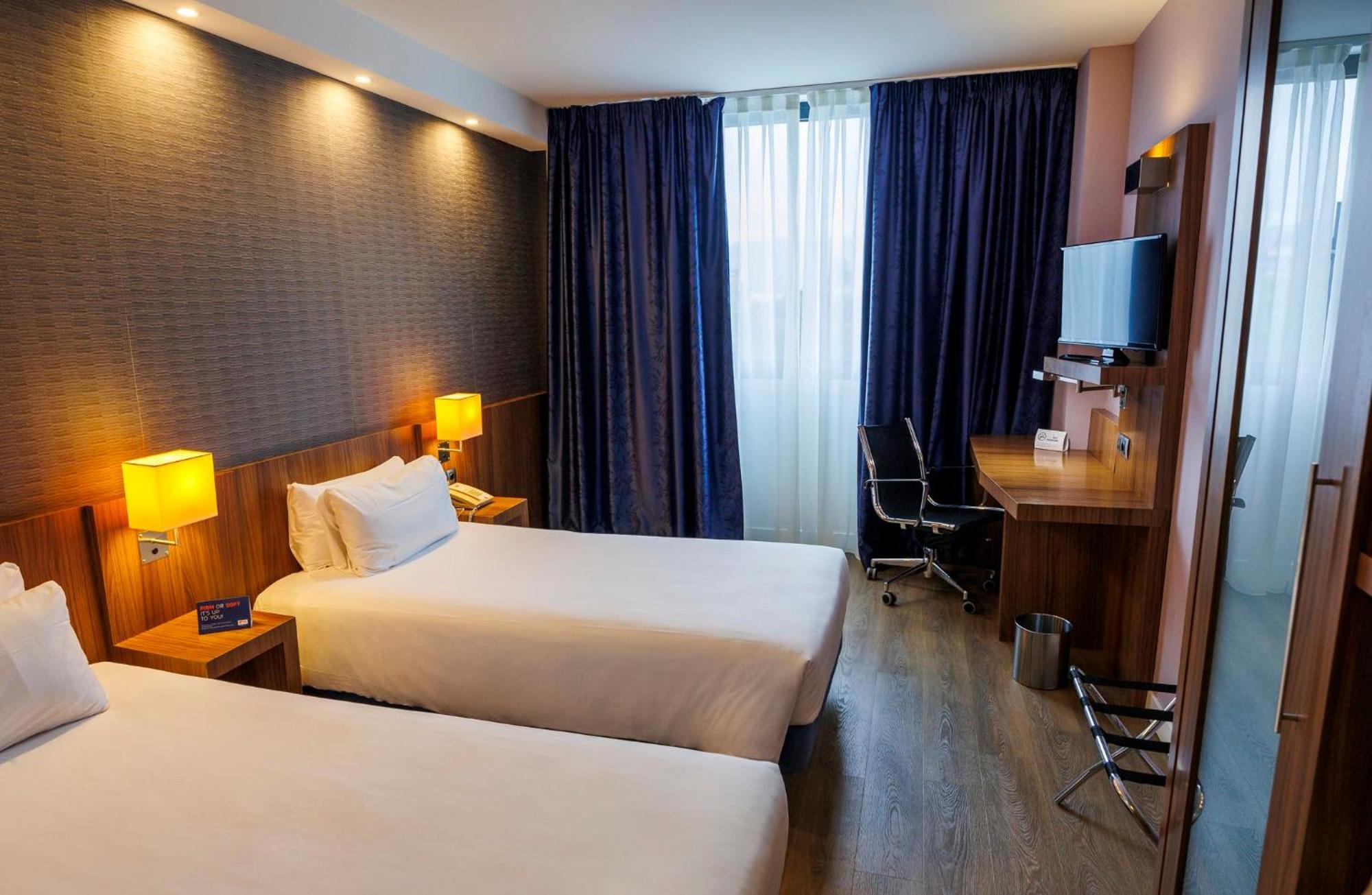 Holiday Inn Express Bilbao Airport, An Ihg Hotel Derio Exteriör bild