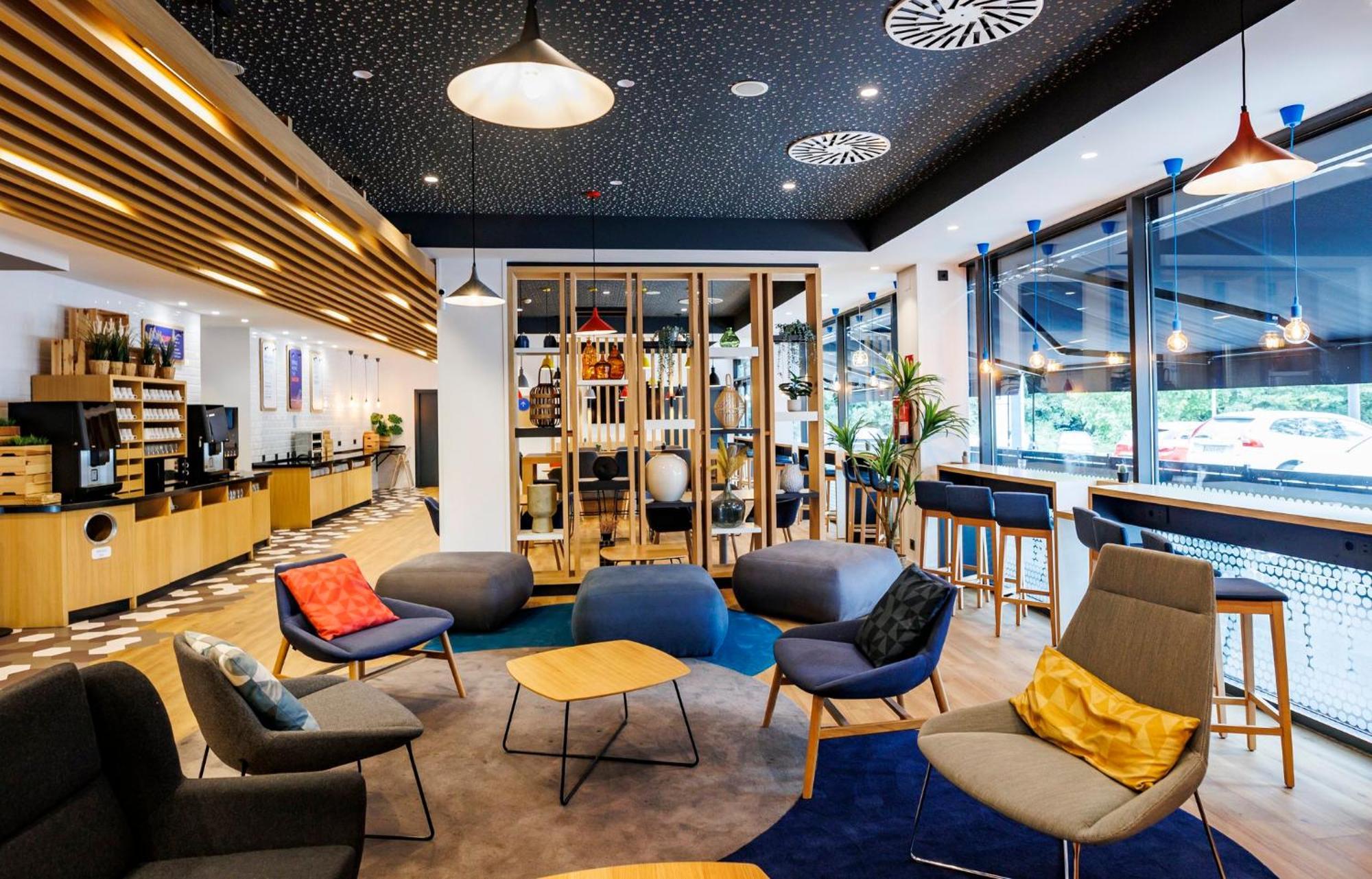Holiday Inn Express Bilbao Airport By Ihg Derio Exteriör bild
