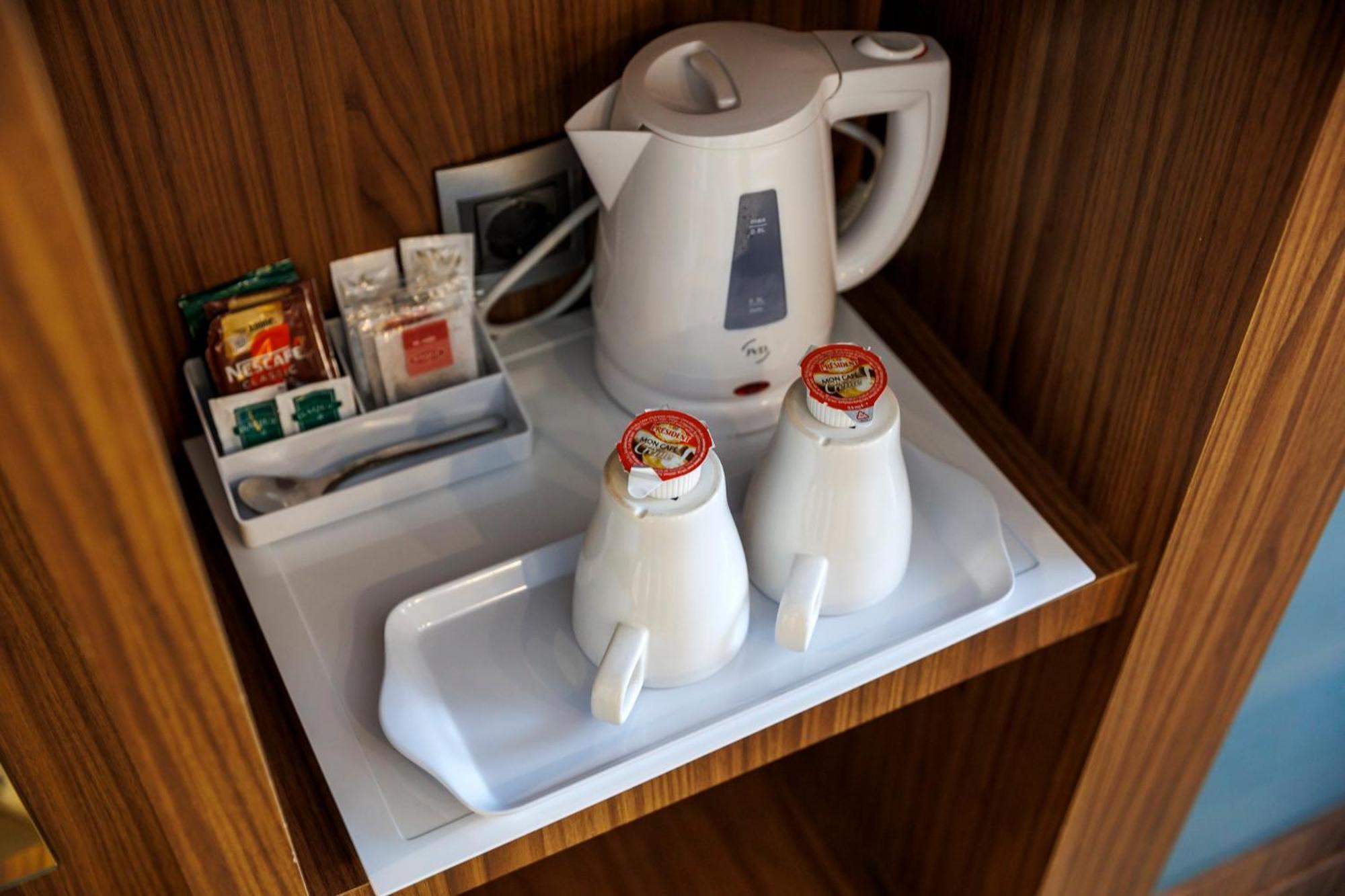 Holiday Inn Express Bilbao Airport By Ihg Derio Exteriör bild