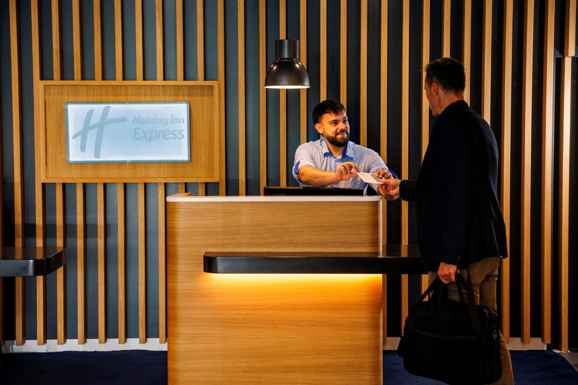 Holiday Inn Express Bilbao Airport By Ihg Derio Exteriör bild
