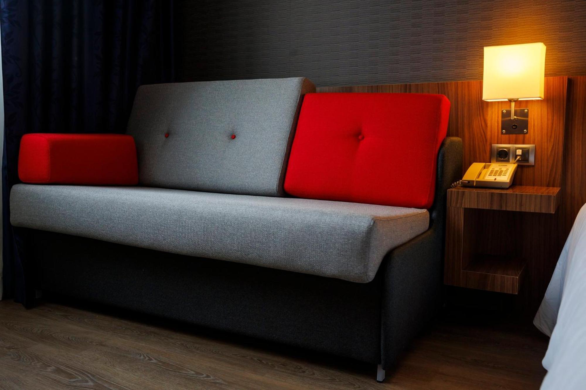 Holiday Inn Express Bilbao Airport By Ihg Derio Exteriör bild