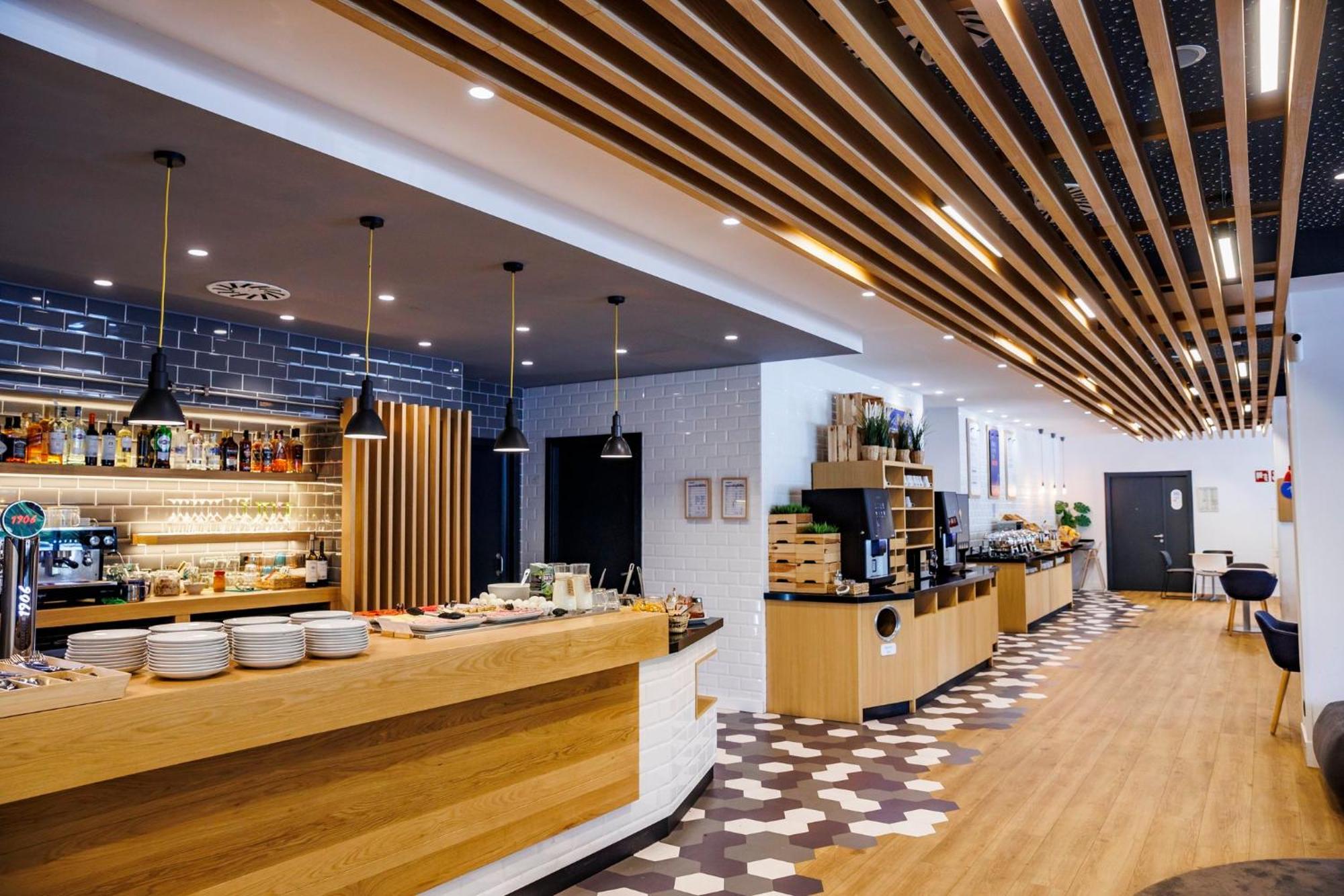 Holiday Inn Express Bilbao Airport By Ihg Derio Exteriör bild