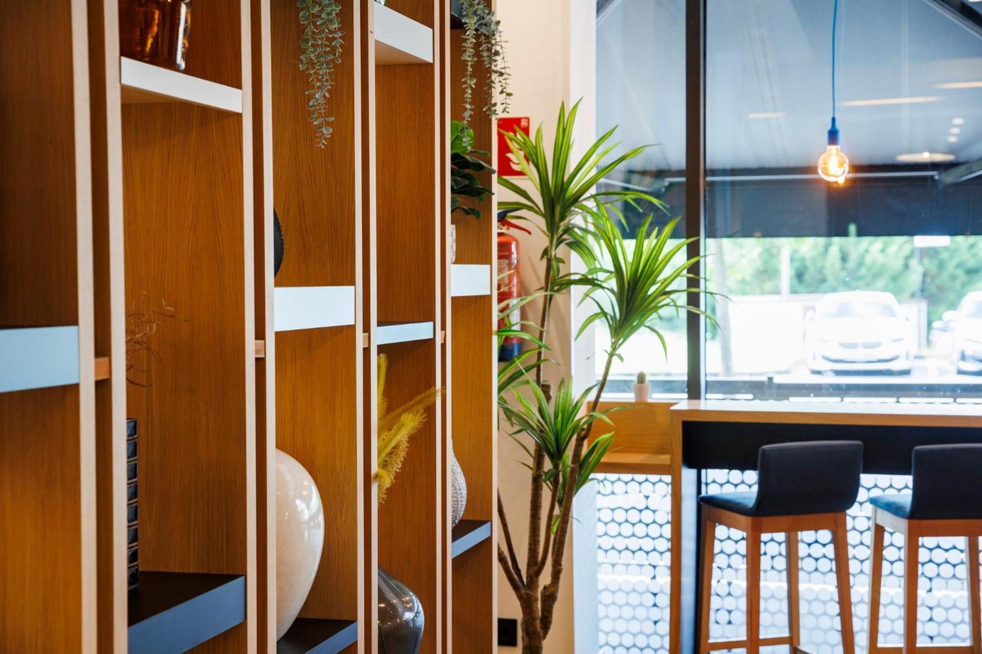 Holiday Inn Express Bilbao Airport By Ihg Derio Exteriör bild