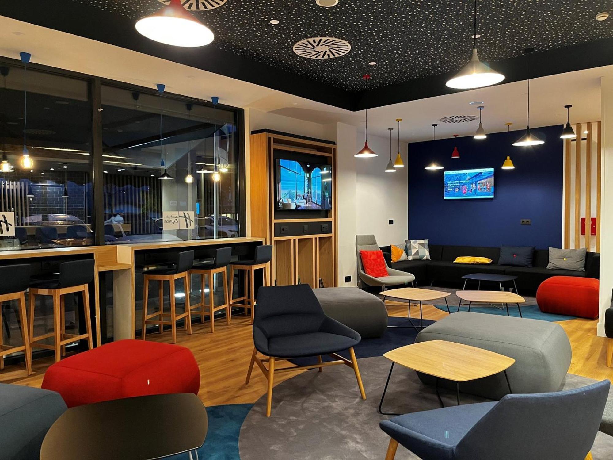 Holiday Inn Express Bilbao Airport By Ihg Derio Exteriör bild