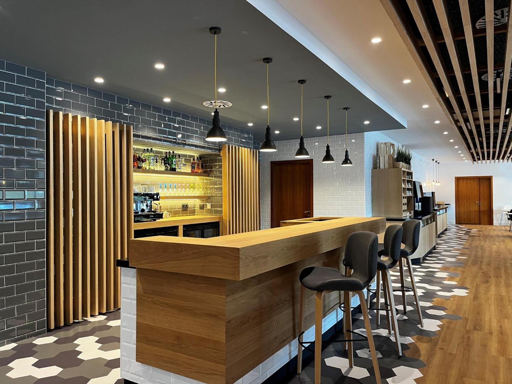 Holiday Inn Express Bilbao Airport By Ihg Derio Exteriör bild