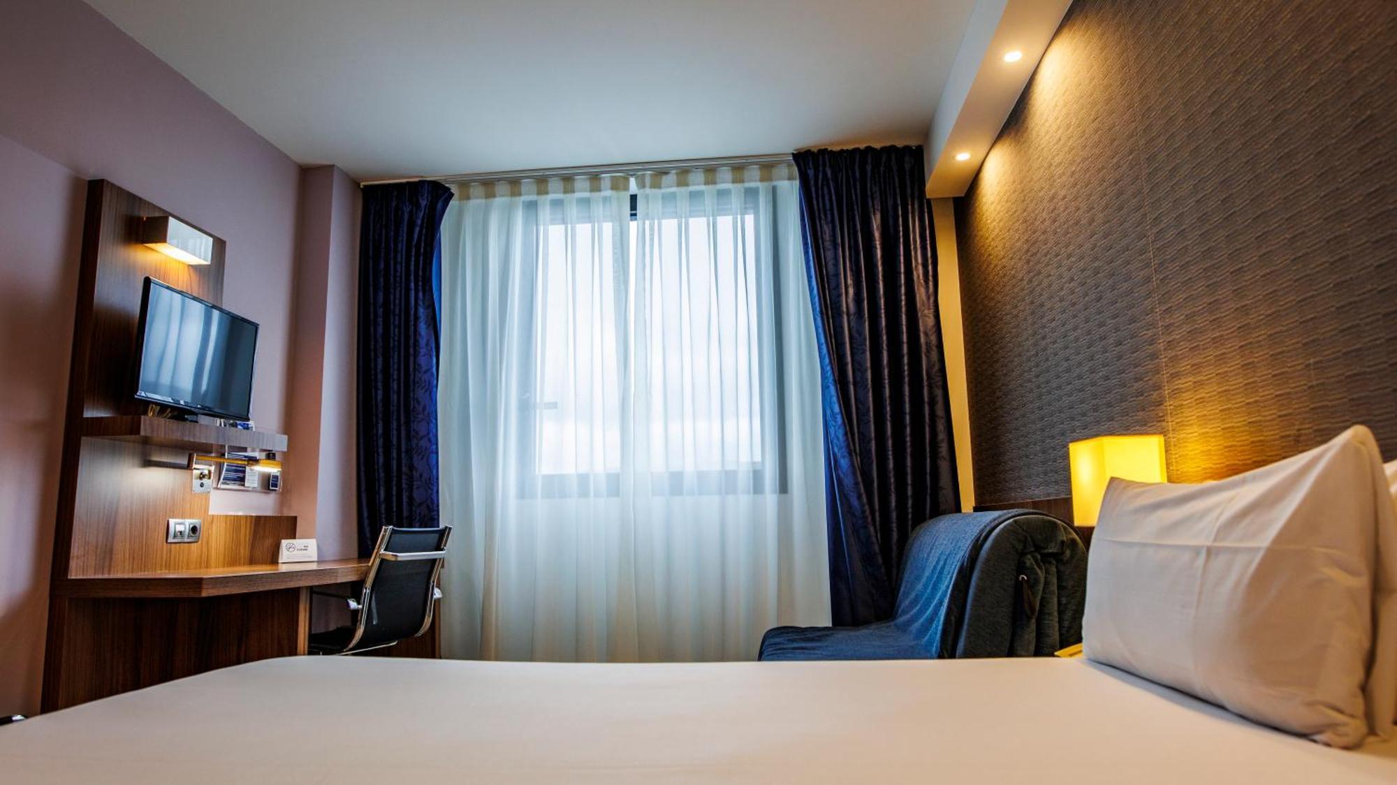 Holiday Inn Express Bilbao Airport By Ihg Derio Exteriör bild