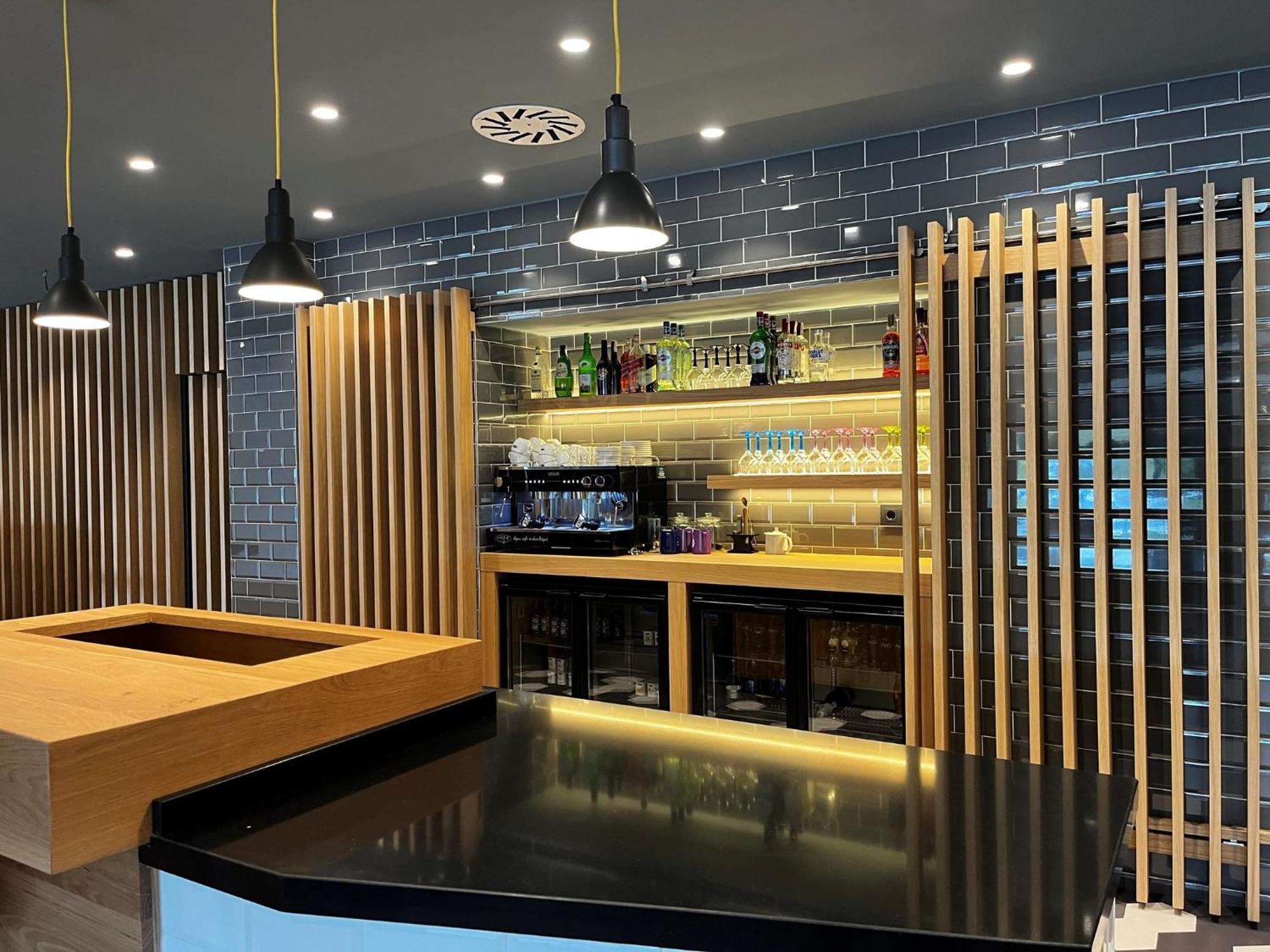 Holiday Inn Express Bilbao Airport By Ihg Derio Exteriör bild