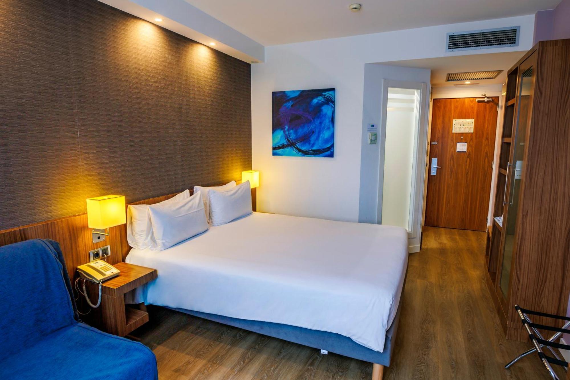 Holiday Inn Express Bilbao Airport By Ihg Derio Exteriör bild