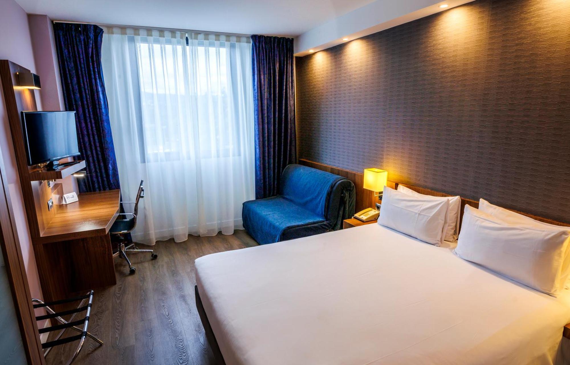 Holiday Inn Express Bilbao Airport By Ihg Derio Exteriör bild