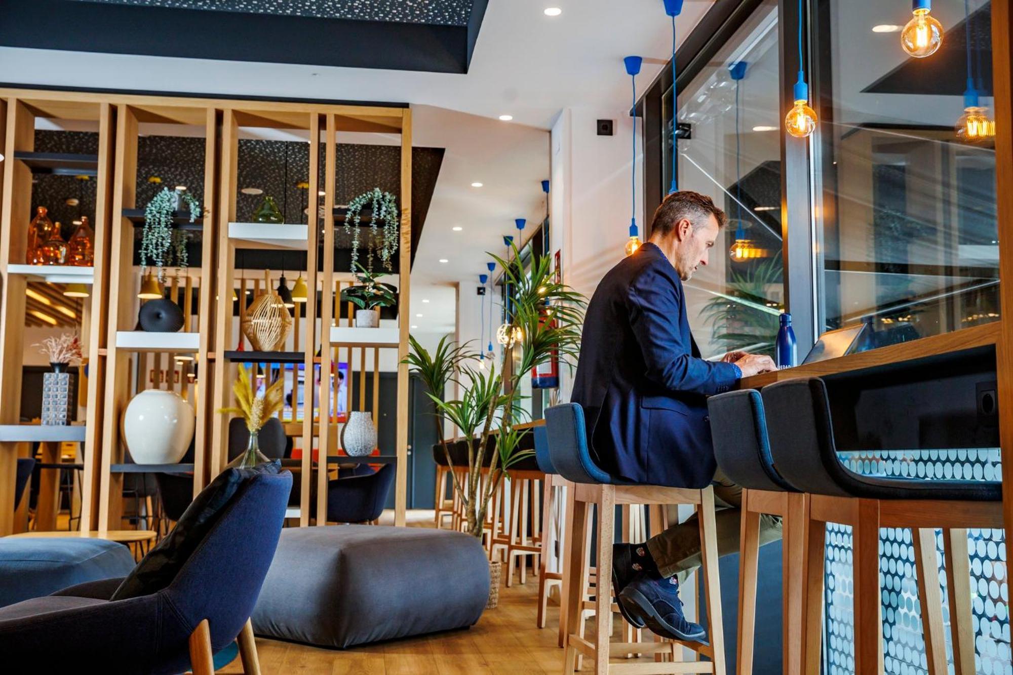 Holiday Inn Express Bilbao Airport By Ihg Derio Exteriör bild