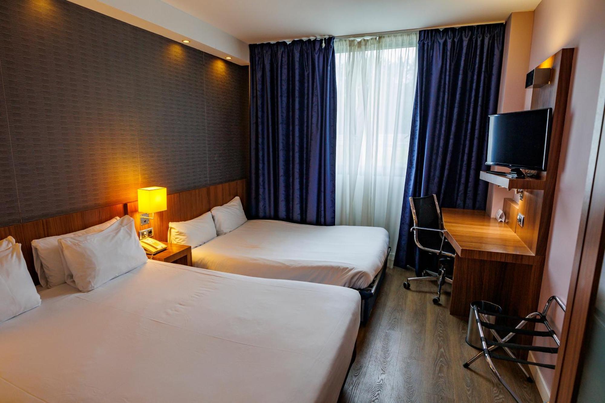 Holiday Inn Express Bilbao Airport, An Ihg Hotel Derio Exteriör bild