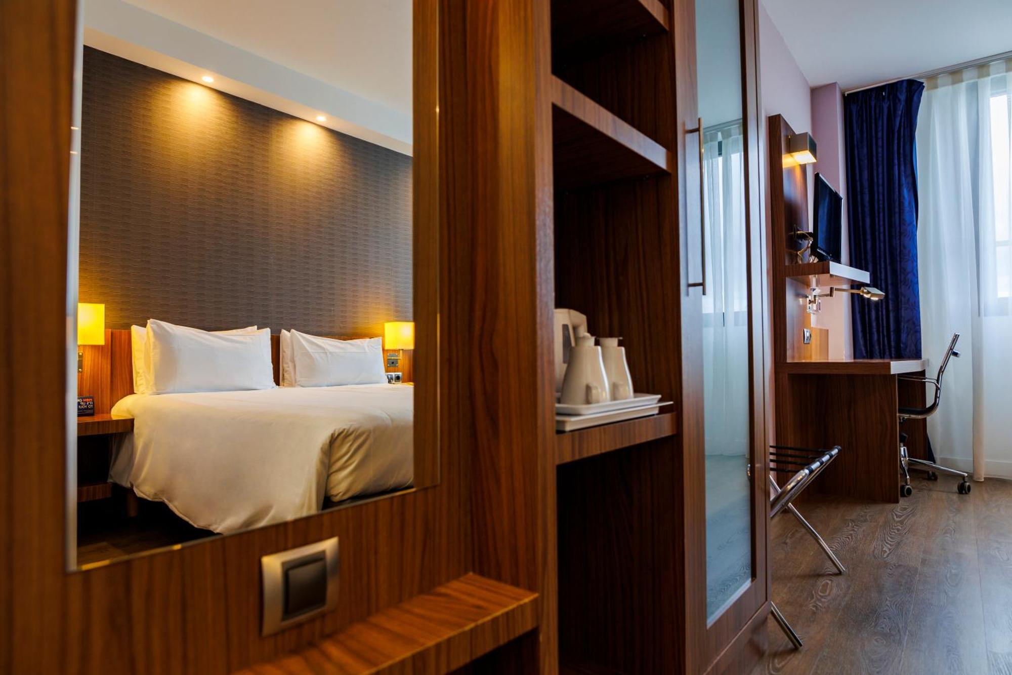 Holiday Inn Express Bilbao Airport By Ihg Derio Exteriör bild