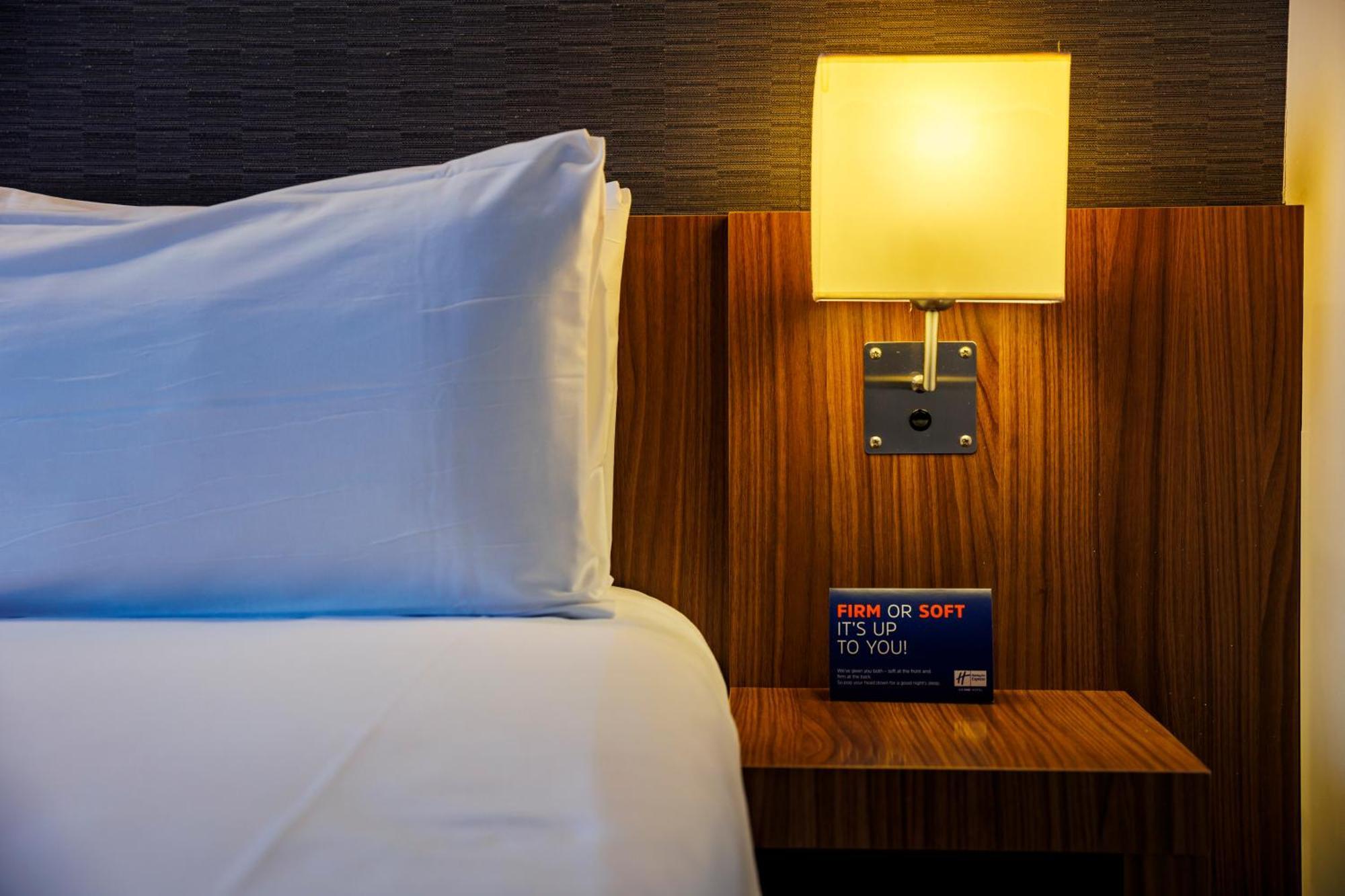 Holiday Inn Express Bilbao Airport By Ihg Derio Exteriör bild