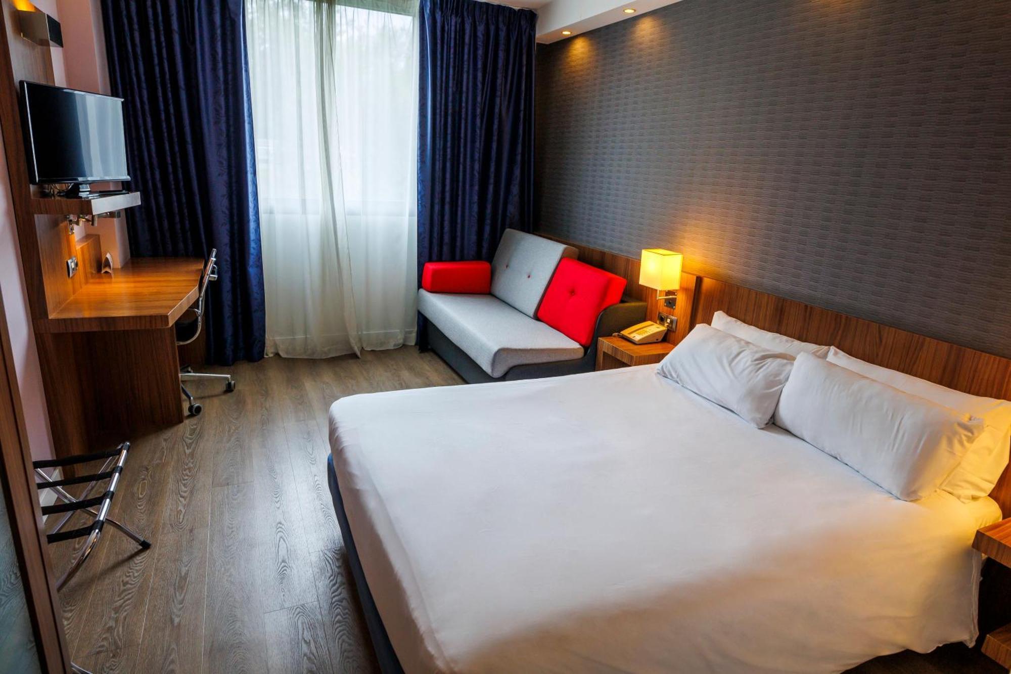 Holiday Inn Express Bilbao Airport By Ihg Derio Exteriör bild