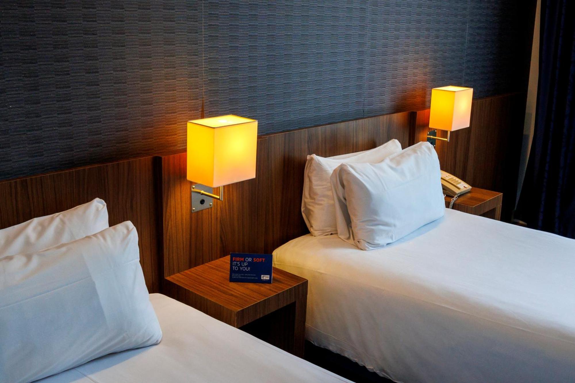 Holiday Inn Express Bilbao Airport By Ihg Derio Exteriör bild