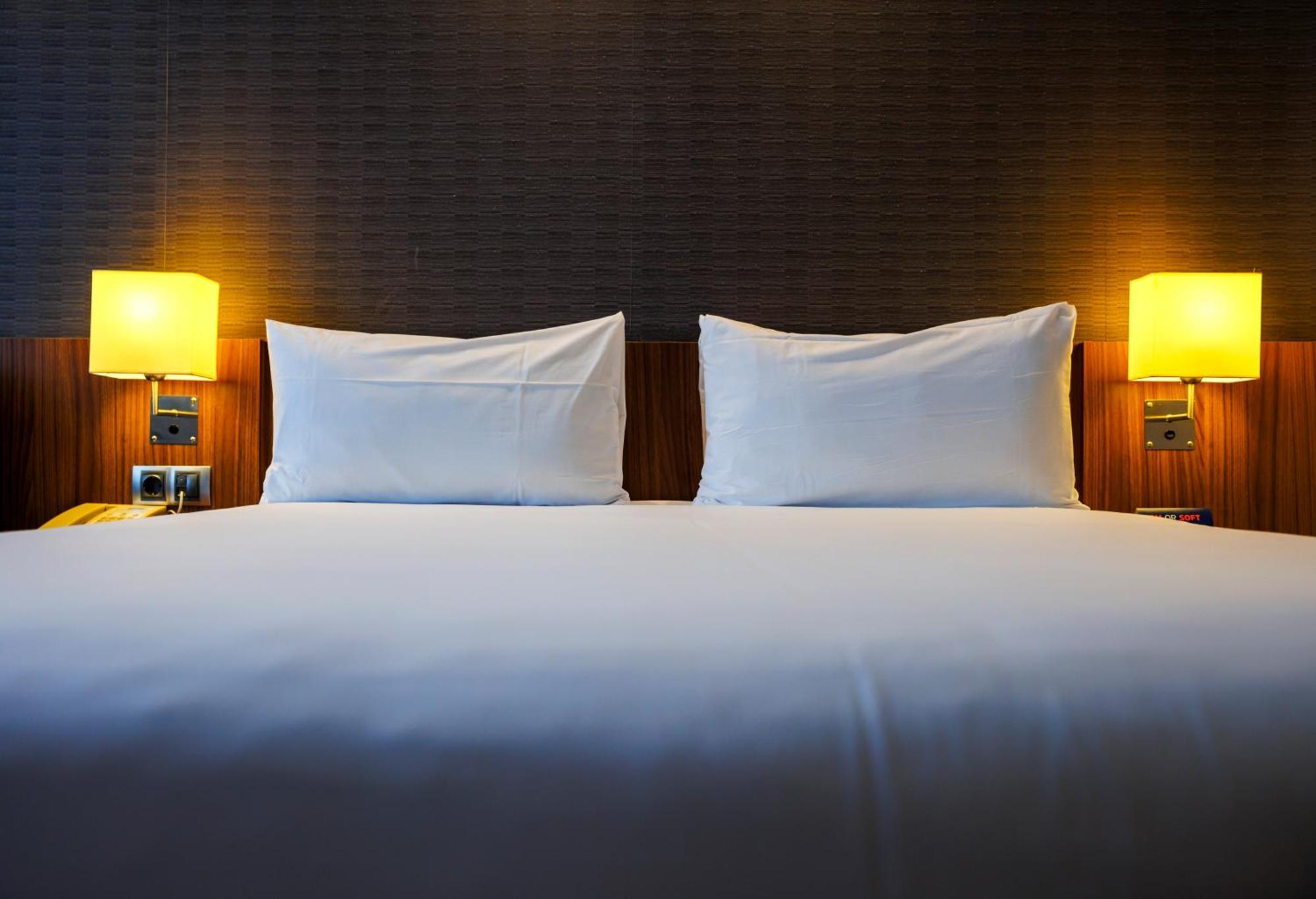 Holiday Inn Express Bilbao Airport By Ihg Derio Exteriör bild