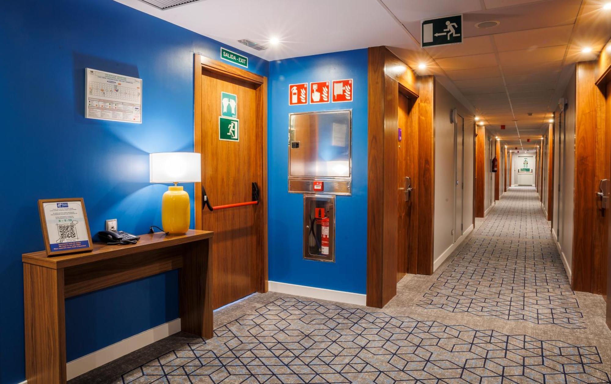 Holiday Inn Express Bilbao Airport, An Ihg Hotel Derio Exteriör bild