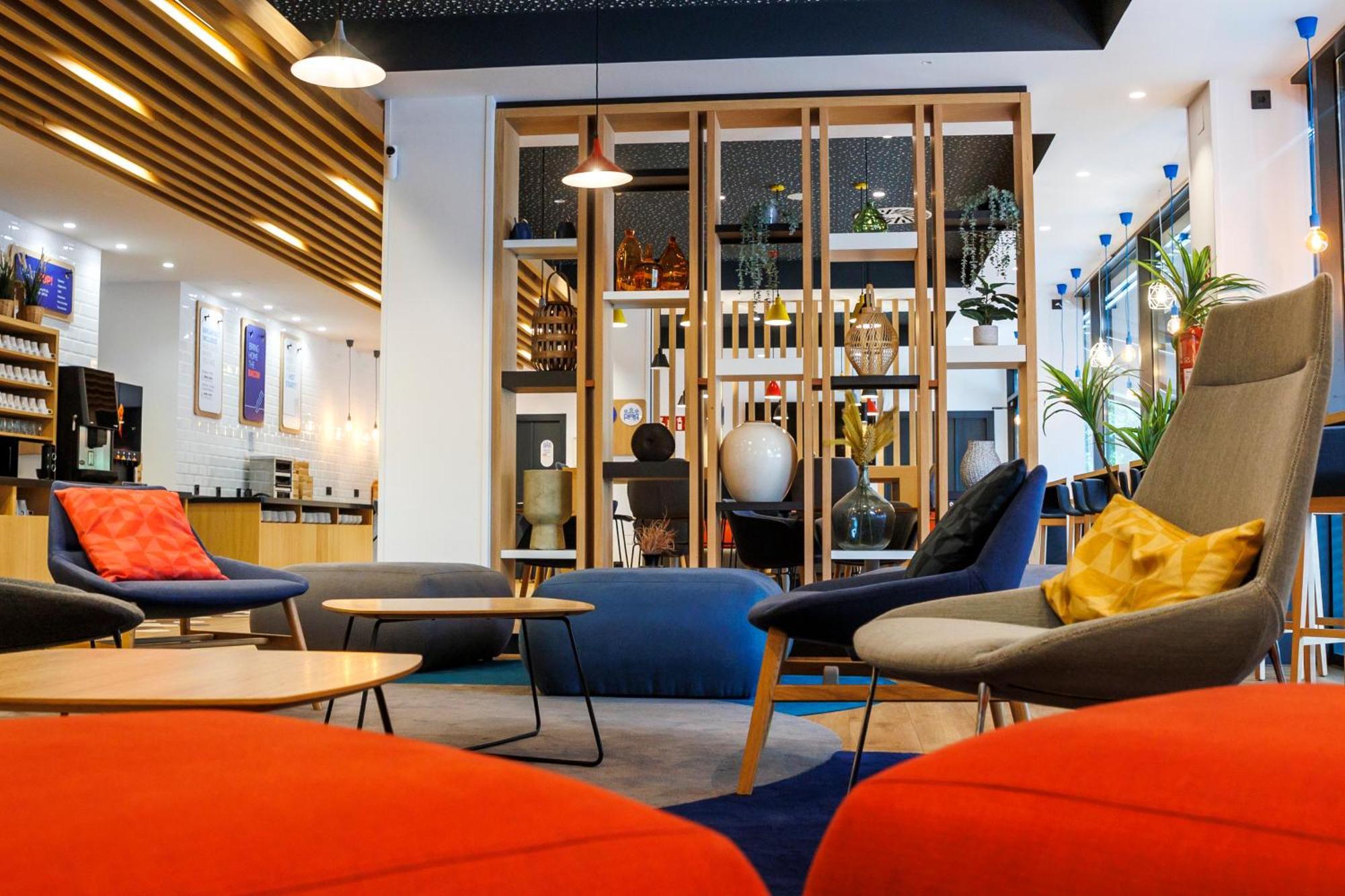 Holiday Inn Express Bilbao Airport By Ihg Derio Exteriör bild