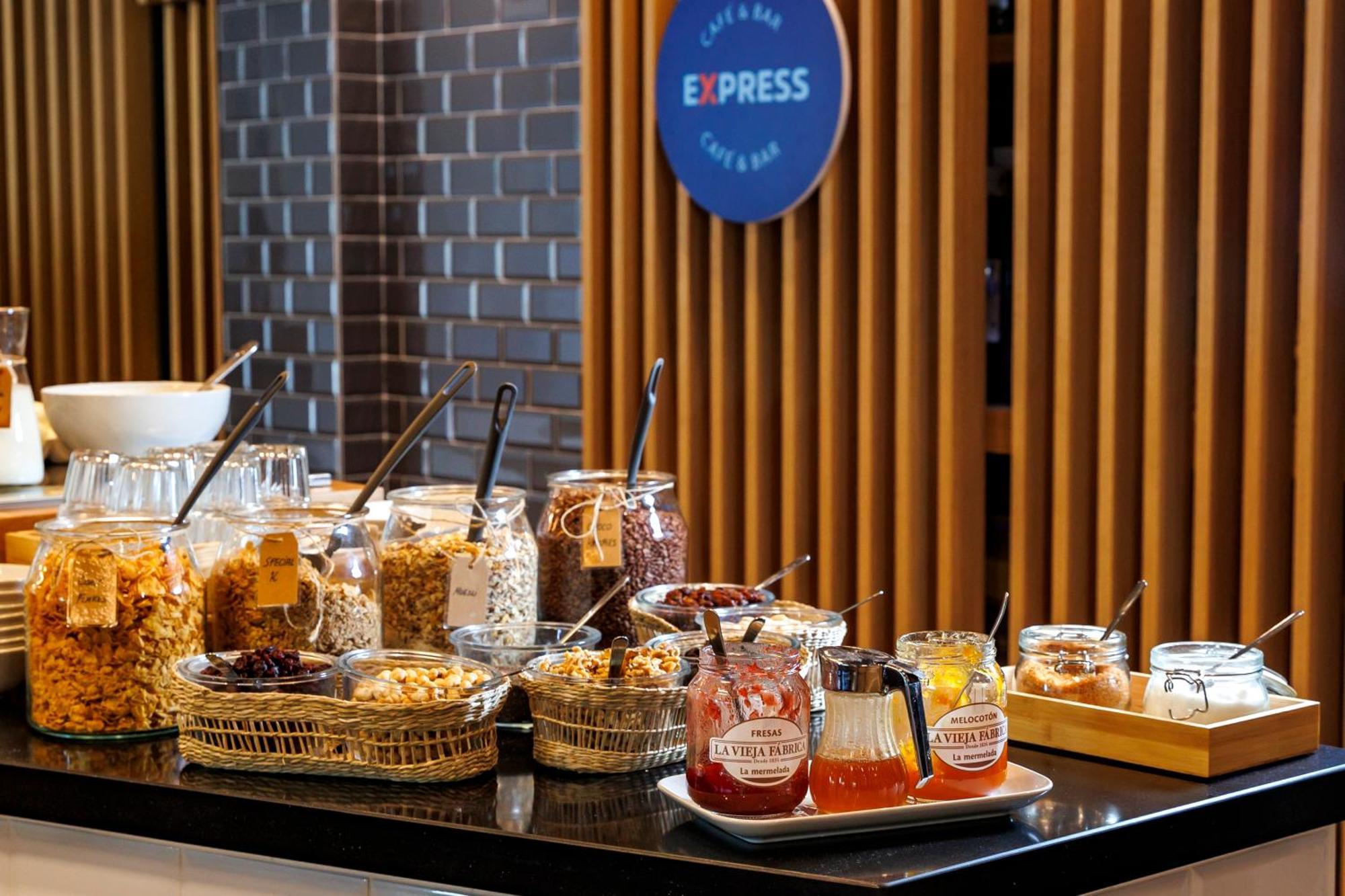 Holiday Inn Express Bilbao Airport By Ihg Derio Exteriör bild