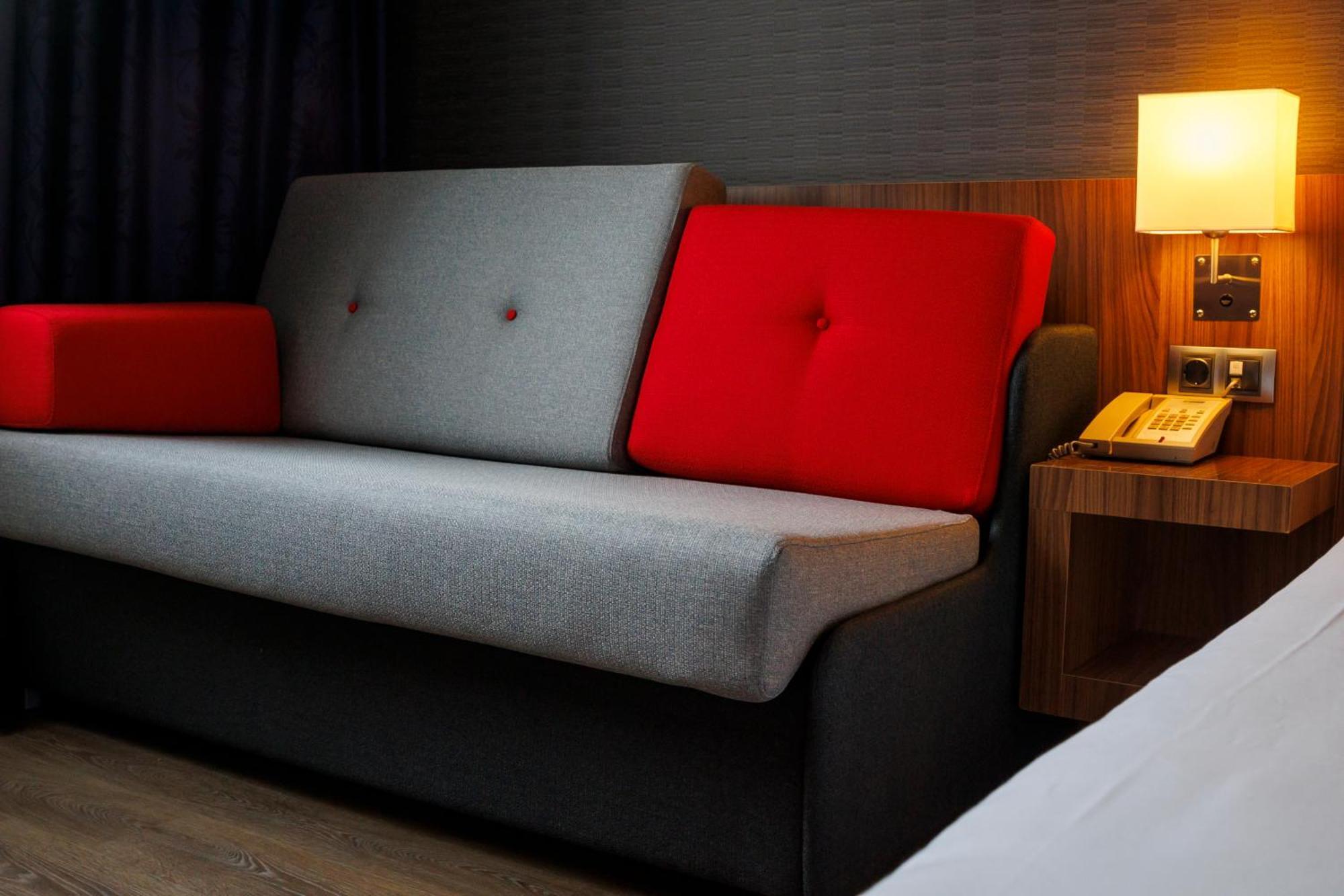 Holiday Inn Express Bilbao Airport By Ihg Derio Exteriör bild