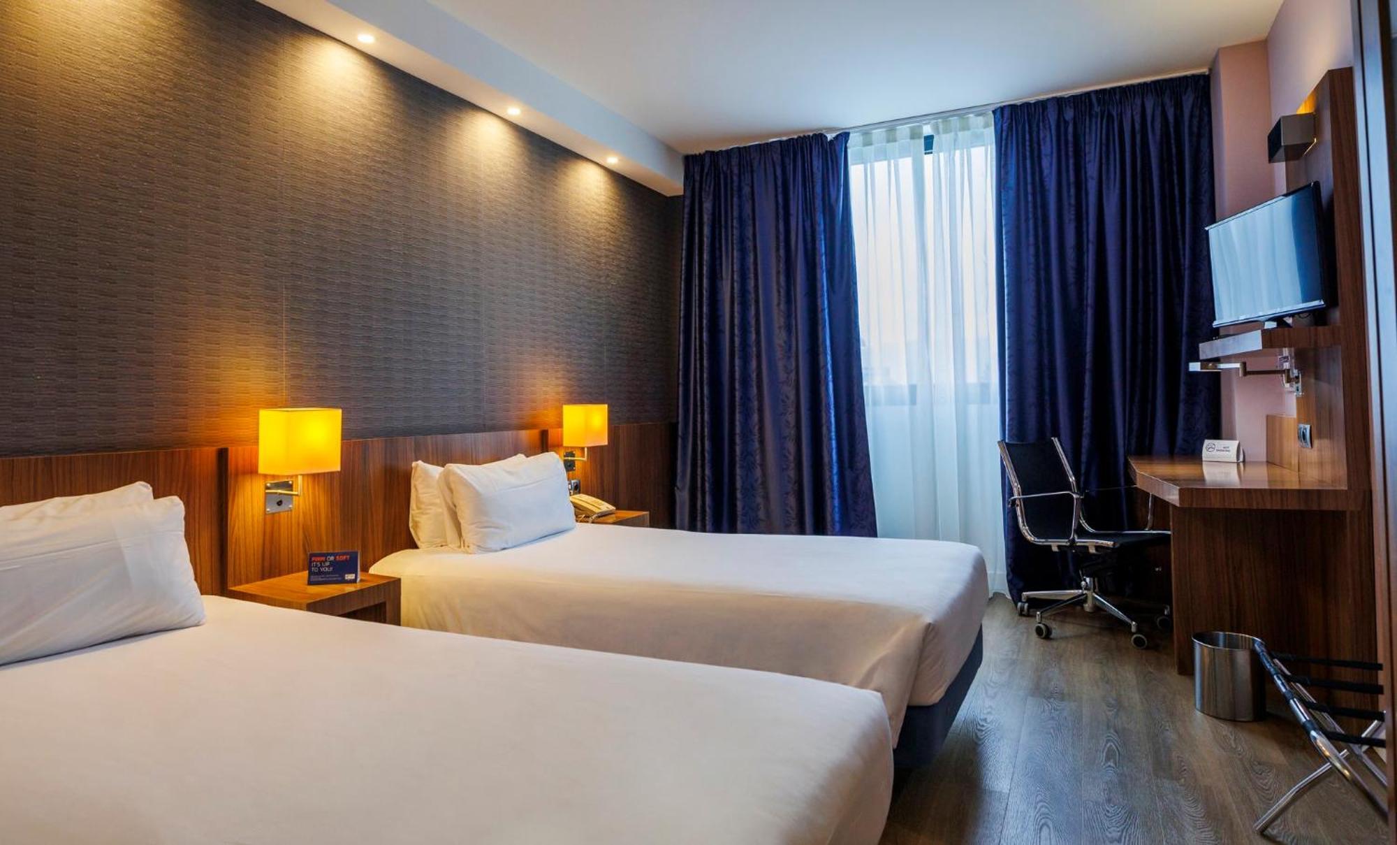 Holiday Inn Express Bilbao Airport By Ihg Derio Exteriör bild