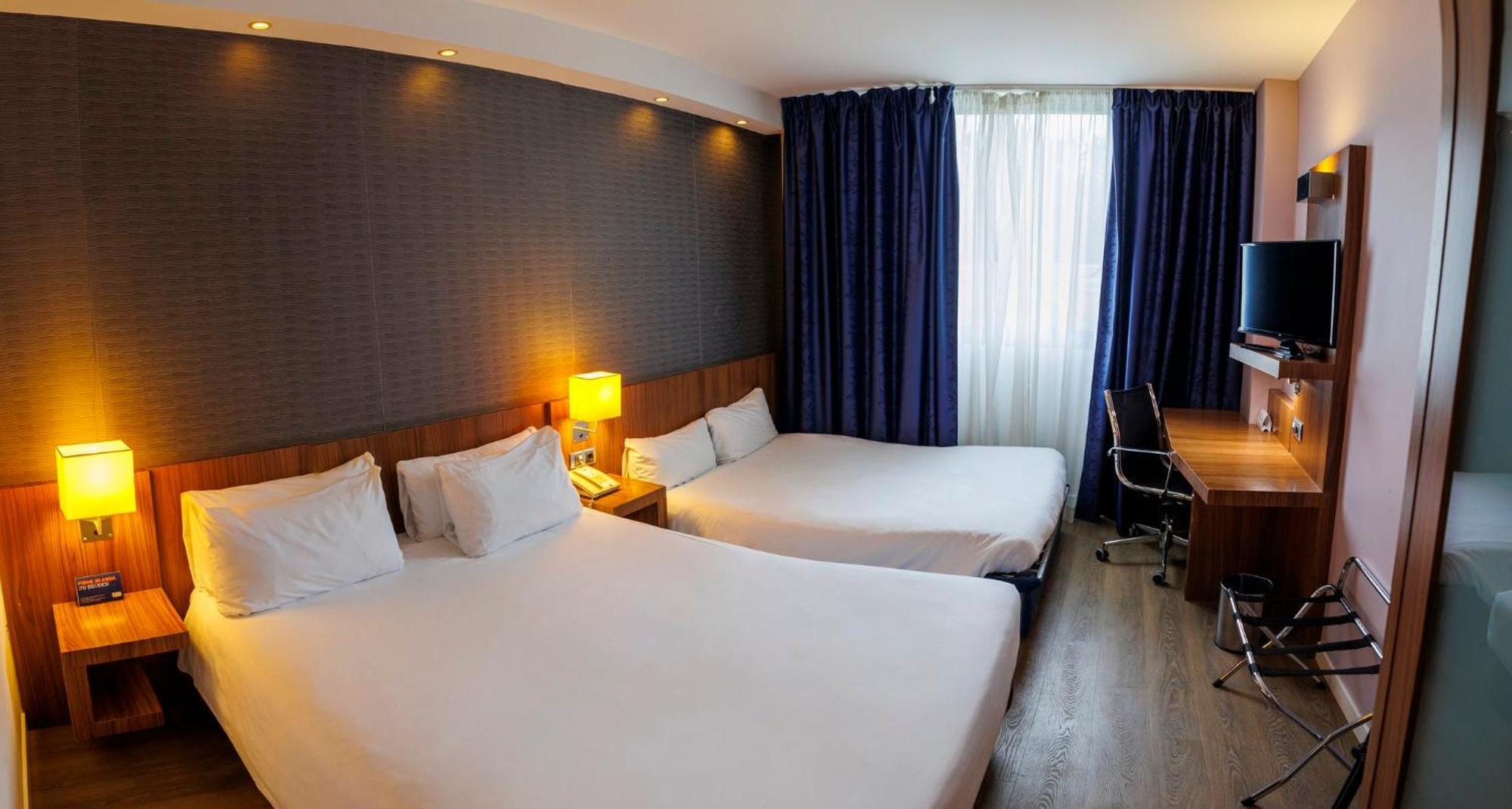 Holiday Inn Express Bilbao Airport By Ihg Derio Exteriör bild